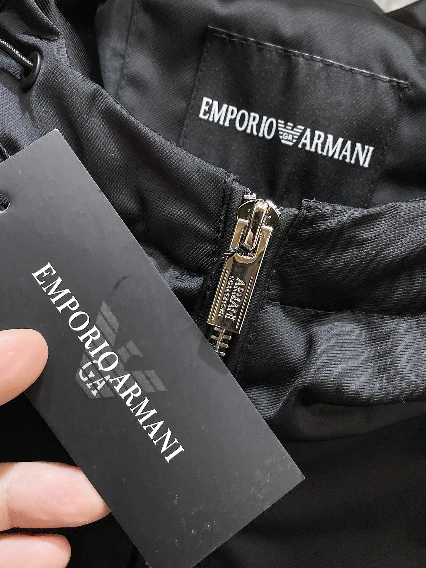 Armani official website Same Style, complete with three labels, on sale in advance. 2026 Autumn and Winter New Arrival men's jacket, Original with complete three labels, Premium version. Custom-made fabrics at the counter. Breathable, high comfort, impeccable details, brand element design concept, reflecting high quality. It feels delicate and soft, presents a casual cut, and has a great upper body shape. Sizes: M～3XL